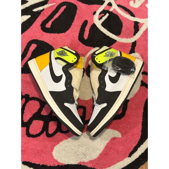 Jordan 1 Retro High White Black Volt University Gold 7Y GS - Picture 2 of 11